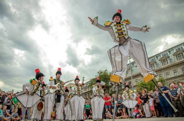PARVIS EN FETE