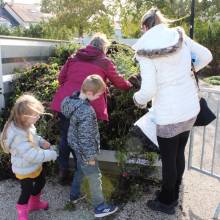 Distrihution des fleurs par les jardiniers communaux