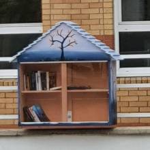 Boîte à livres située sur le fronton de l'école Saint Exupéry